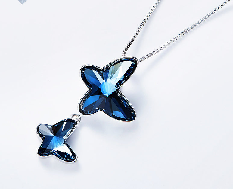 Collar de doble mariposa de Swarovski azul marino