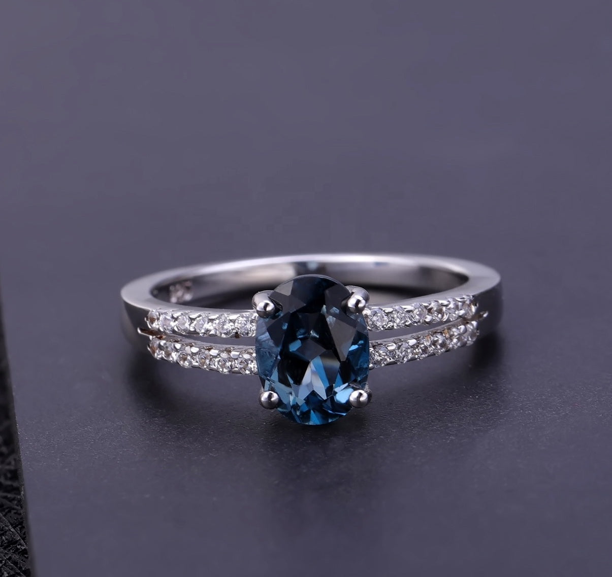 Anillo de Topacio Azul London en forma ovalada - Cherine Jewelry