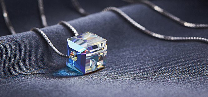 Collar de cubo hecho con cristal Swarovski