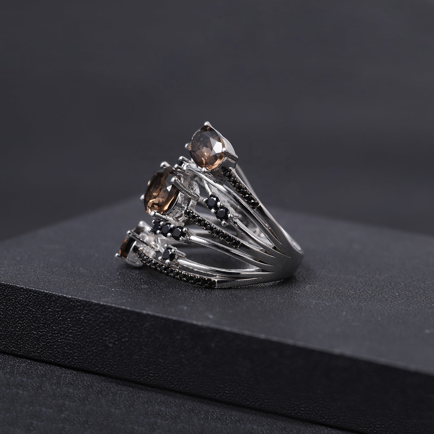 Anillo de Cuarzo ovalado con nano cristal ahumado - Cherine Jewelry