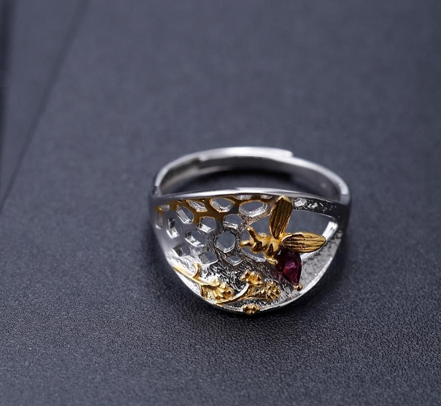 Anillo de panel de abeja con Granate Rodolita - Cherine Jewelry