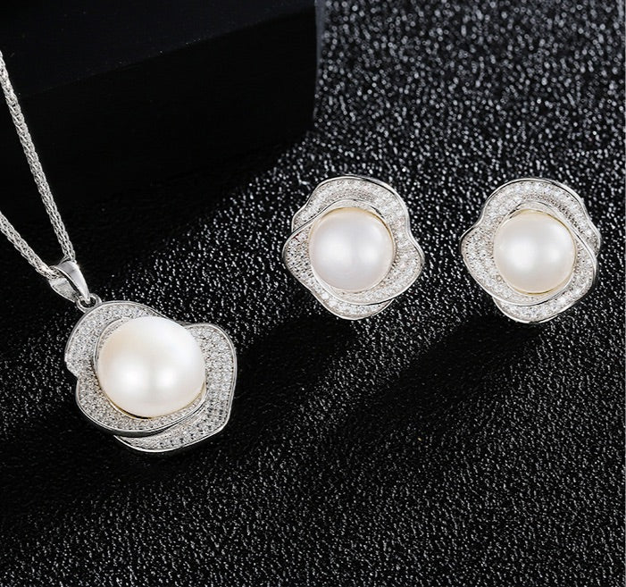 Set de collar y aretes de perla de agua dulce con cristales Swarovski
